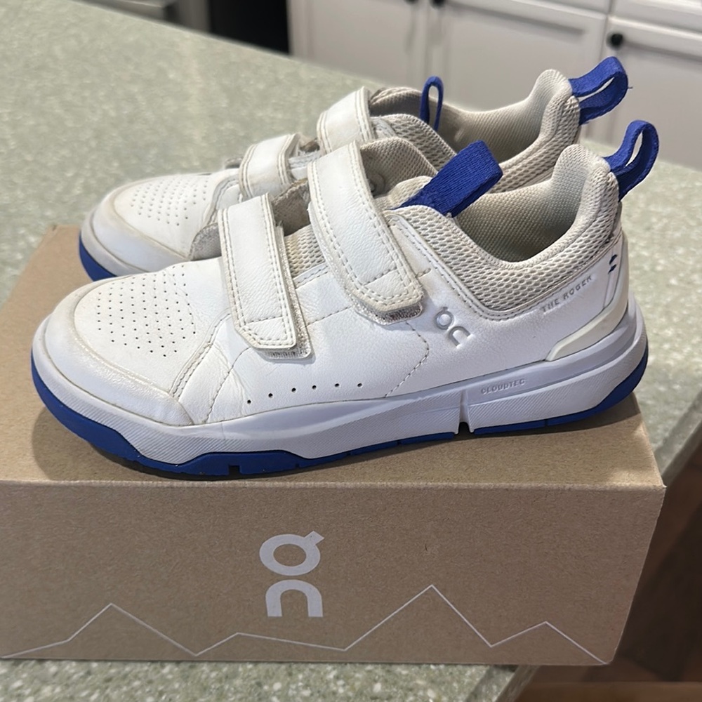 On Cloud Rodger kids running shoe